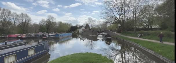 狭いボートバージハウスボート運河 Rnglanf — ストック動画