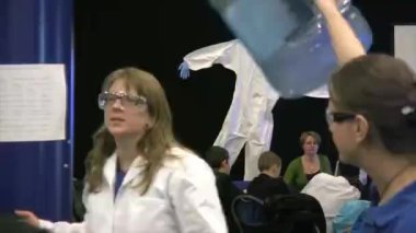 Eğitim - Birmingham West Midlands Rngland İngiltere 'deki bir bilim fuarında okul çocukları