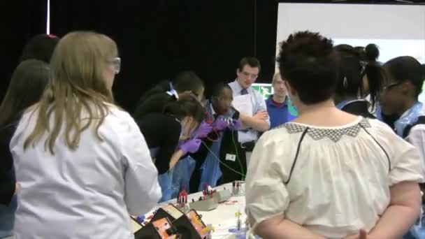 伯里兹西部中部地区Rngland Uk科学博览会的学童 — 图库视频影像