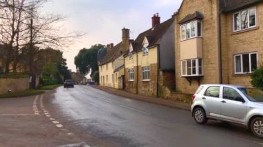 Arabalı köy sokağı.