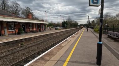 İngiltere 'nin batısındaki dizel yolcu treni.