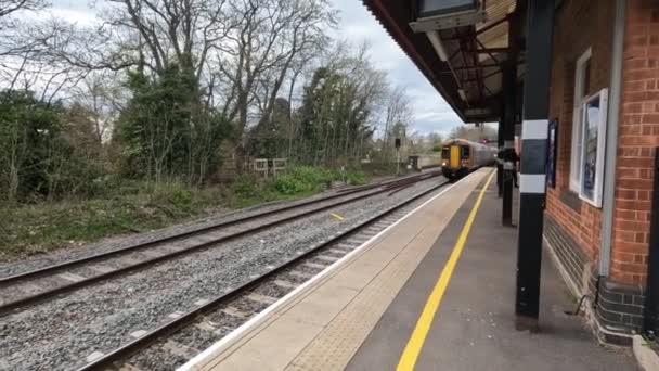 Diesel Tren Pasajeros Reino Unido — Vídeos de Stock