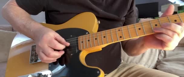 Hombre Tocando Guitarra Eléctrica — Vídeos de Stock