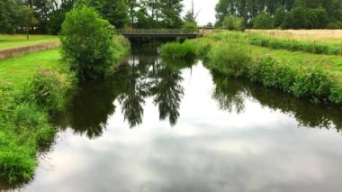 Doğadaki akarsu yemyeşil