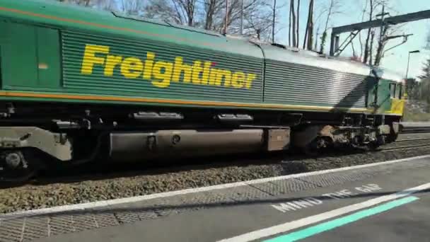 Elektrifikované Osobní Nákladní Vlaky Projíždějící Západním Středozemím Worcestershire England Stanice — Stock video