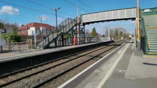 电气化乘客通勤和货运列车通过西米德兰沃斯特郡英格兰站 — 图库视频影像