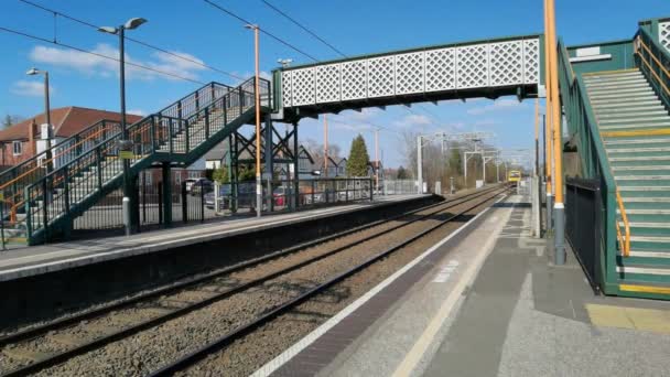 Geëlektrificeerde Passagierstreinen Goederentreinen Die Door West Midlands Worcestershire Station Rijden — Stockvideo
