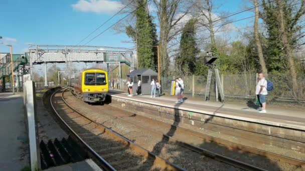 Elektrifierad Passagerare Pendlare Och Godståg Som Passerar Genom West Midlands — Stockvideo