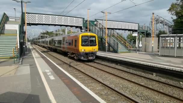 Elektrifizierte Personen Und Güterzüge Durch Den Bahnhof West Midlands Worcestershire — Stockvideo