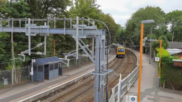 Geëlektrificeerde Passagierstreinen Goederentreinen Die Door West Midlands Worcestershire Station Rijden — Stockvideo