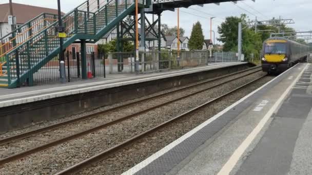 Trenes Electrificados Pasajeros Mercancías Que Pasan Través West Midlands Worcestershire — Vídeo de stock