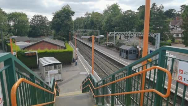 西中部を通過する旅客通勤電車や貨物列車 Worcestershire Station — ストック動画