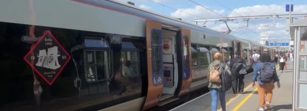 乘客通勤火车站Bromsgrove Worcestershire England — 图库视频影像