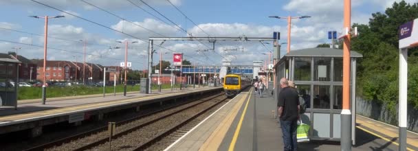 Pasażerowie Dojeżdżający Stacji Kolejowej Bromsgrove Worcestershire Anglia — Wideo stockowe
