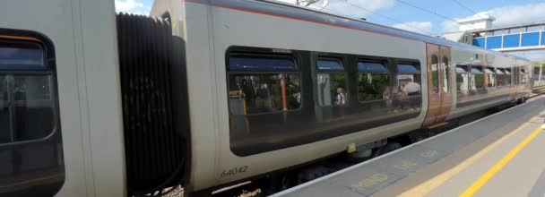 旅客通勤鉄道駅ブロムズグローブ Worcestershire — ストック動画