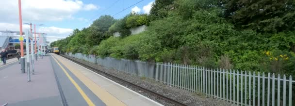 Pasajero Viajero Estación Tren Bromsgrove Worcestershire England — Vídeo de stock