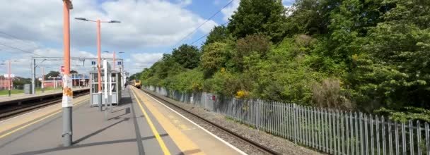 Pasajero Viajero Estación Tren Bromsgrove Worcestershire England — Vídeos de Stock
