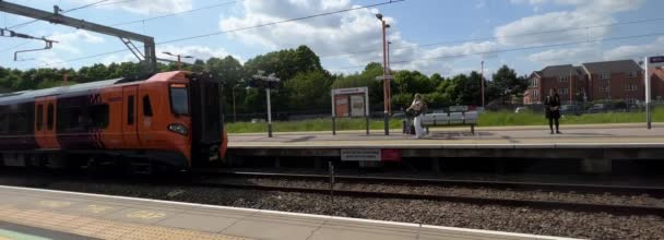 Passagerare Pendlare Tågstationen Bromsgrove Worcestershire England — Stockvideo
