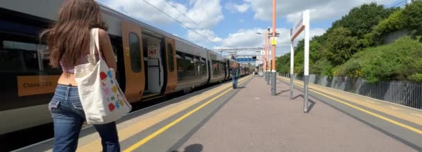 Passeggero Pendolare Stazione Ferroviaria Bromsgrove Worcestershire Inghilterra — Video Stock