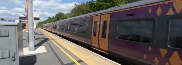 Yolcu Banliyö Tren Istasyonu Bromsgrove Worcestershire Ngiltere — Stok video