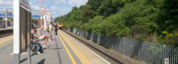 Пассажирский Пригородный Железнодорожный Вокзал Браугроув Английском Графстве Эстершир — стоковое видео