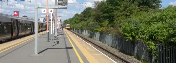 Пассажирский Пригородный Железнодорожный Вокзал Браугроув Английском Графстве Эстершир — стоковое видео
