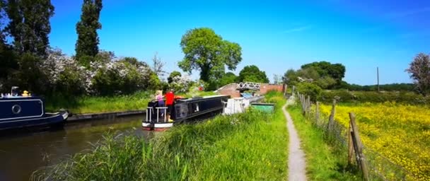 Widescreen Panoramic Anamorhic Footage People Narrow Boats Stratford Canal Wootten — стокове відео