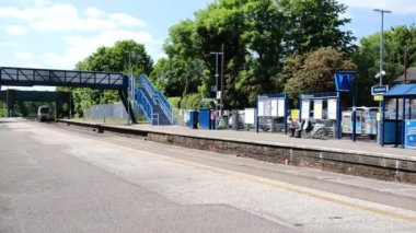 Warwick, Warwickshire, İngiltere yakınlarındaki Hatton istasyonundan geçen bir Ağ Demiryolu yolcu treninin 8K görüntüsü..