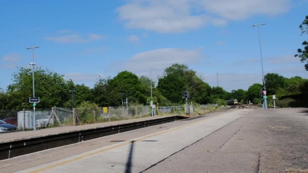Bilder Ett Tåg Som Passerar Hatton Stationen Nära Warwick Warwickshire — Stockvideo
