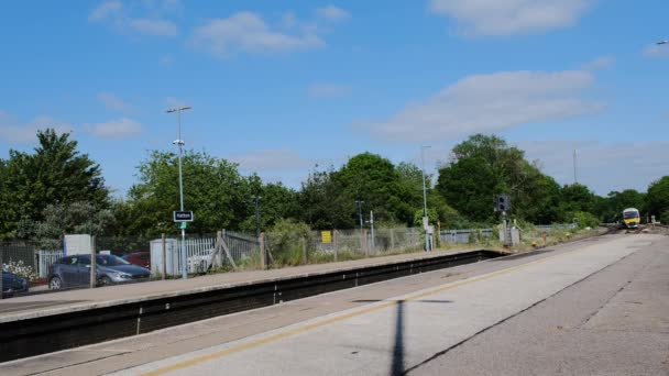 Bilder Ett Tåg Som Passerar Hatton Stationen Nära Warwick Warwickshire — Stockvideo