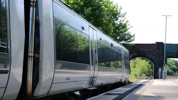 Felvételek Egy Hálózati Vasúti Személyszállító Vonatról Amely Hatton Állomás Mellett — Stock videók
