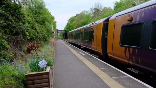 Пассажирский Поезд Дизеля Покидает Сельскую Станцию Уорикшир Англия Великобритания — стоковое видео