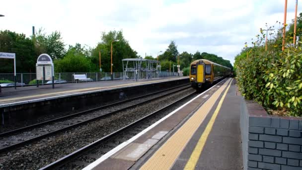 British Rail Network Batı Midlands Ngiltere Banliyö Tren Istasyonu — Stok video