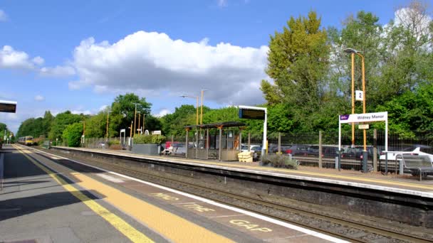 英国铁路网络 British Rail Network 郊区火车站西米德兰英国 — 图库视频影像