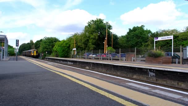 イギリスの鉄道網 郊外鉄道駅 ウェスト ミッドランズ イギリス — ストック動画