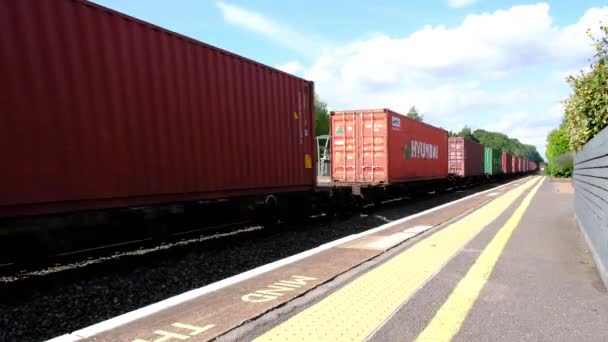 イギリスの鉄道ネットワーク鉄道 郊外の鉄道駅ウェスト ミッドランズ イギリス貨物列車コンテナ — ストック動画