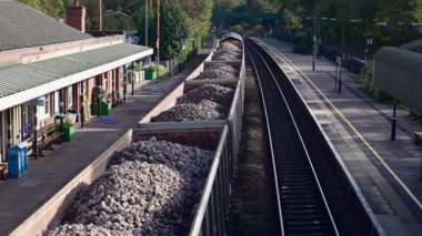 Yolcu: Diesel treni Dorridge İstasyonu Batı Midlands İngiltere - İngiliz Demiryolu Ağı