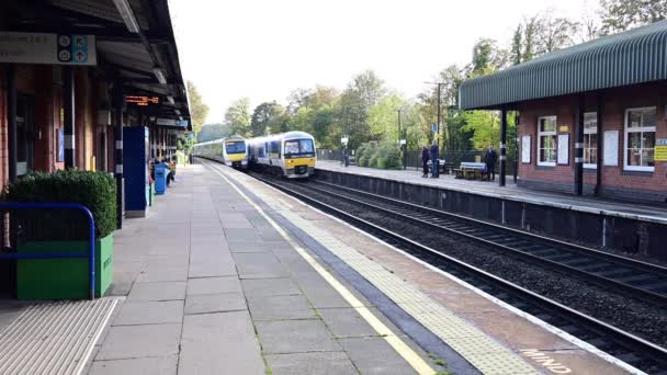 Tren Diesel Pasajeros Estación Dorridge West Midlands Inglaterra Reino Unido — Vídeos de Stock