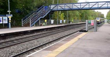 İngiliz kırsal kesiminde yolcu banliyösü İngiliz demiryolu ağı treni