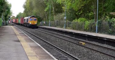 Yük treni malları İngiliz demiryolu hattını eğitir.