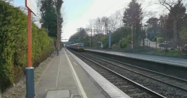 İngiliz kırsal kesiminde yolcu banliyösü İngiliz demiryolu ağı treni