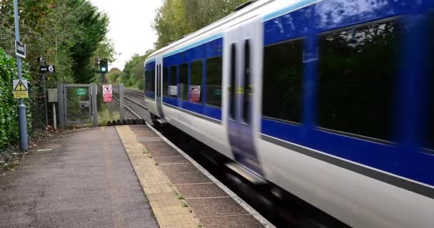Passagerare Pendlare Brittisk Järnvägsnät Järnvägståg Den Engelska Landsbygden — Stockvideo