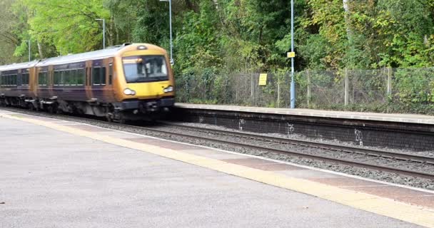 Osobní Dojíždějící Britská Železniční Síť Železniční Vlak Anglické Krajině — Stock video