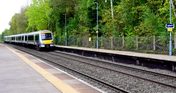 Osobní Dojíždějící Britská Železniční Síť Železniční Vlak Anglické Krajině — Stock video