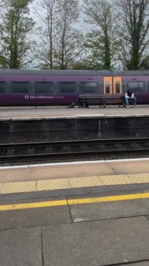 Sabah tren istasyonunun manzarası.