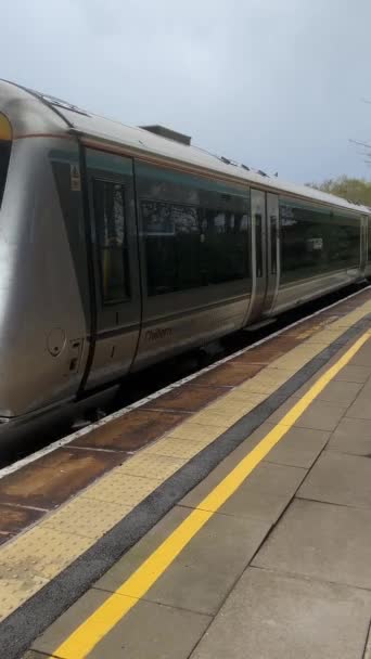 British Rail Network Estación Tren Dorrisge Solihull West Midlands Inglaterra — Vídeo de stock