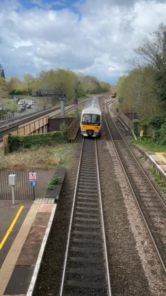 イギリスの鉄道ネットワーク駅ドリッジ ソリハル ウェスト ミッドランズ イギリス 4Kで撮影された垂直ビデオ — ストック動画