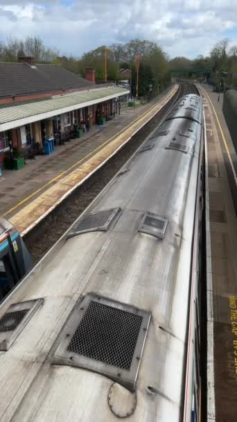 イギリスの鉄道ネットワーク駅ドリッジ ソリハル ウェスト ミッドランズ イギリス 4Kで撮影された垂直ビデオ ロイヤリティフリーのストック動画