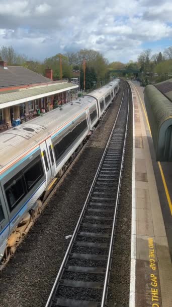 British Rail Network Estación Tren Dorrisge Solihull West Midlands Inglaterra — Vídeo de stock