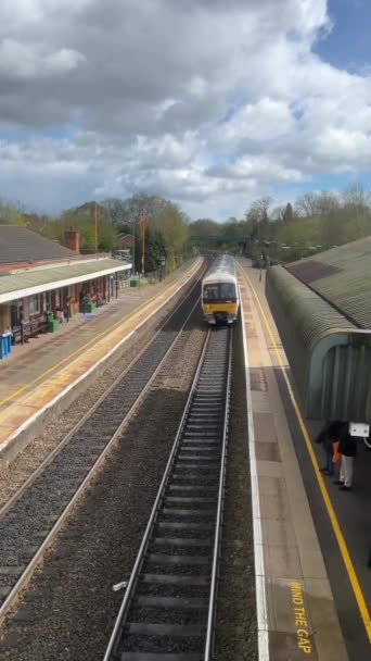 英国铁路网络车站Dorrisge Solihull West Midlands英国 4K垂直视频拍摄 — 图库视频影像